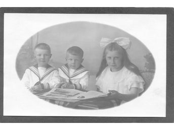 3 finklädda barn i oval Sjömanskrage / Jätterosett Gissar ca 1915-20