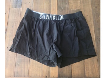 Oanvända Calvin Klein svarta badshorts / shorts, storlek XL