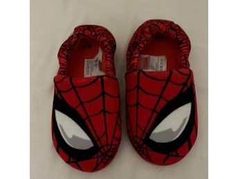 H&M Spiderman Tofflor Röd 34-35