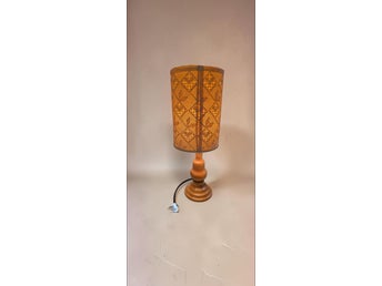 Retro bordslampa i trä med broderad skärm, 70-tal, signerad