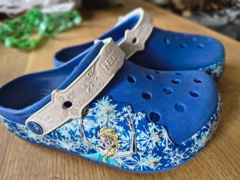 Crocs tofflor blå med Frost Elsa motiv - stl. J1 (ca 32-33)