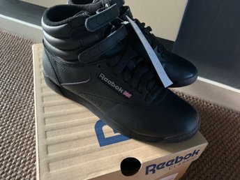 Helt nya Reebok classic skor storlek 34 lappar kvar Helt nya Reebok classic skor storlek 34 lappar kvar