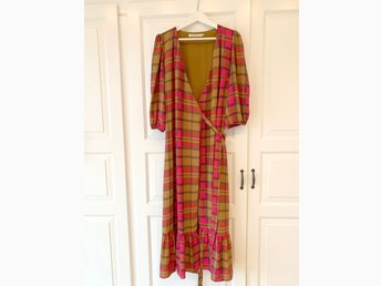 gestuz uriel wrap dress