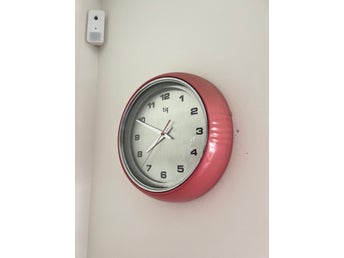 Väggklocka, röd, retro