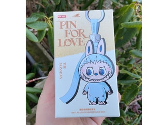 Oöppnad! LABUBU THE MONSTERS Pin For Love ”F”