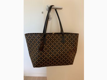 Jättefin By Malene Birger väska i Svartorange mönster Jättefin By Malene Birger väska i Svartorange mönster