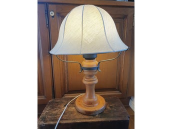 Retro Vintage Bordslampa med Fot i Furuträ & smideshållare Från Markslöjd Kinna
