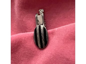 Slips/kragklämma i silver och emalj