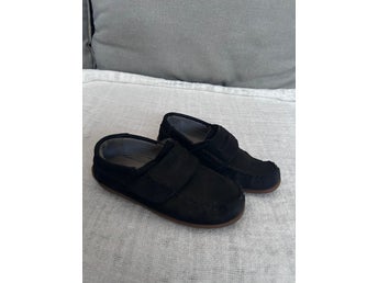 Svarta loafers strl 28