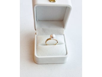 Äkta 18k guld med äkta pärlor och äkta diamant ringa