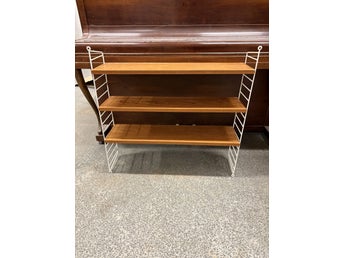 Stringhylla retro i teak med vita gavlar