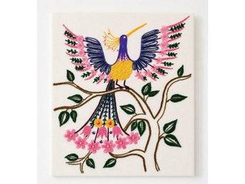 Stor färgstark broderad textiltavla med fågel – handarbete / folk art