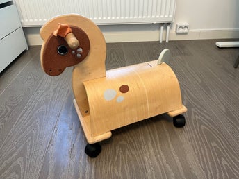PlanToys gåbil, häst, trähäst på hjul, ridhäst med förvaring, träleksak