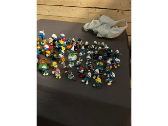 Stor samling Smurfar med tillbehör och hus