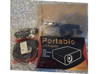 LCD-projektor med HDMI-kabel och 3D-glasögon