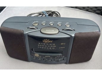 Retro klockradio från United – Perfekt för sovrummet eller köket!