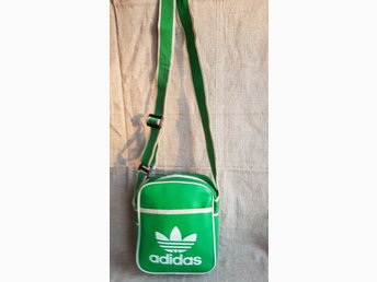 Adidas Classic Mini Bag Retro Vintage Konstläder 8090 talet Trend Nostalgi Adidas Classic Mini Bag Retro Vintage Konstläder 8090 talet Trend Nostalgi