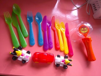 Bestick och leksaker i plast för små barn