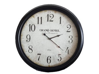 Grand Hotel Paris Väggklocka med en höjd och bredd på 62,5 cm.