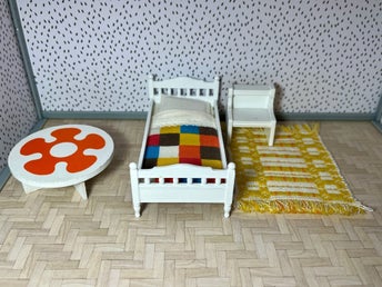 Lundby retro sovrum till dockskåp. Bäddad säng med sängbord, bord och matta.