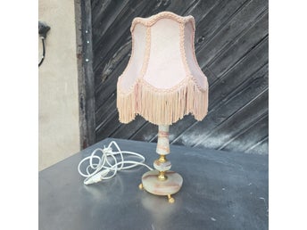 Vintage / retro bordslampa med fot i onyx och en rosa tygskärm med fransar.
