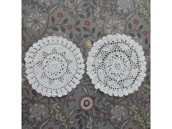 2 små virkade dukar, 16 cm diameter