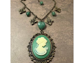Underbart halsband i viktoriansk stil med stor cabochon och Aventurine