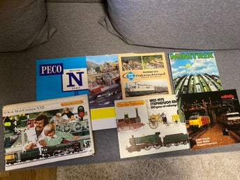Samling modelljärnvägskataloger, Hornby, HELJAN , Roco, Minitrix, Märklin