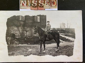 Äkta fotografivykort .Militär rider på häst
