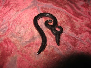 TÖJNING PIERCING 4 MM TRIBAL SVART (STAINLESS STEEL)