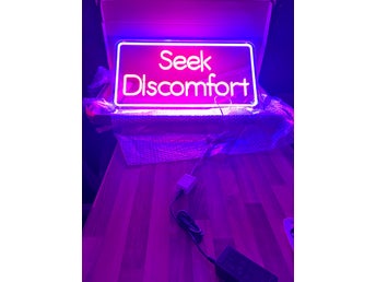 Seek Discomfort LED-skylt
