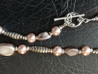 SÄNKT PRIS ! Ett nobelt halsband, i silverfärg och beige, 49 cm långt.