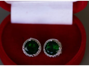Guld Örhängen med grön cubic zirkonia sten, guldpläterade
