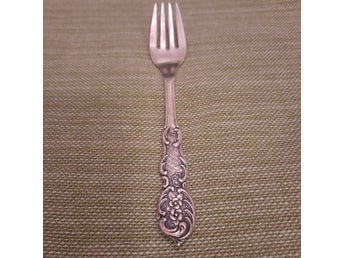 NYSILVER ! Antik gaffel med ett blommigt mönster på handtaget. I perfekt skick!