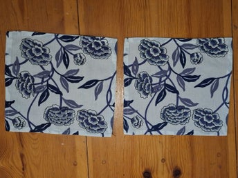 Två dukar m tryckt motiv 28,5 cm x 26,5 cm
