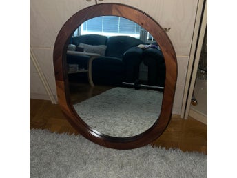 Oval spegel med träram – 70,5 x 55 cm