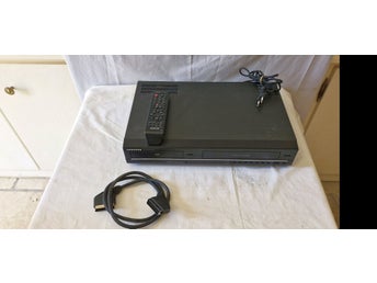 combo: VCR and DVD/CD player model DVSD-V6 700, with remote control