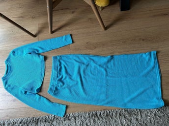 Helt nytt blått Set med Crop Top och Kjol -M