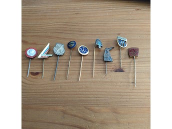Samling av vintage nålmärken