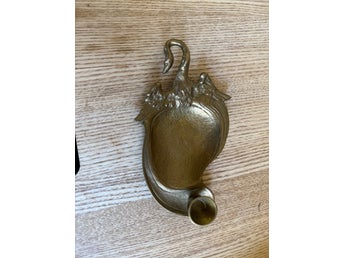 Antik Nattljusstake mässing med svanmotiv. Gustaviansk. Sekelskifte.