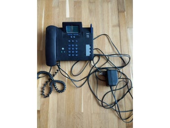 Svart fast telefon med knapptryckning och nummerpresentatör