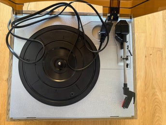 3-växlad retro skivspelare med radio