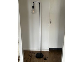 Minimalistisk golvlampa i matt svart metall