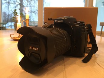 Nikon D300 med 18-135 mm objektiv och väska
