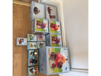 Samling av Schleich Smurfarna hus och figurer