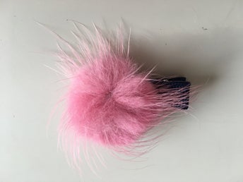 1 liten hårklämma med Rosa pälsboll