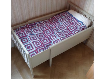 Virkad barnfilt, ca 75 x 99 cm, bomull, mormorsrutor, dopgåva, babyshower