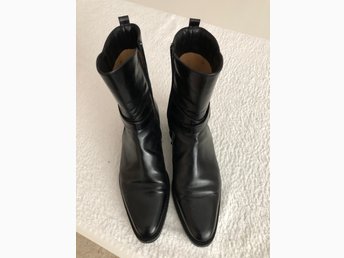 Boots, kängor, stövlett, skor. Svart skinn. St 38 Boots, kängor, stövlett, skor. Svart skinn. St 38