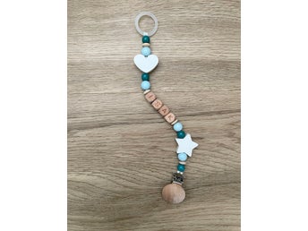Napphållare, nappband med träpärlor och namnet ISAK