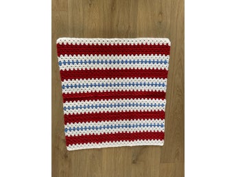 Virkad filt till vaggan eller vagnen storleken är 60x55 cm